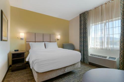 En eller flere senge i et værelse på Candlewood Suites Reading, an IHG Hotel