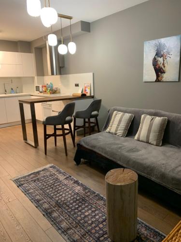 普羅夫迪夫的住宿－LIDO de Plovdiv Apartments，客厅配有沙发和桌子