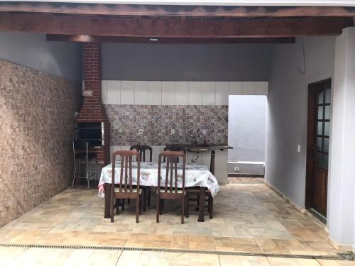 uma sala de jantar com uma mesa e duas cadeiras em tranquilidade em Serra Negra