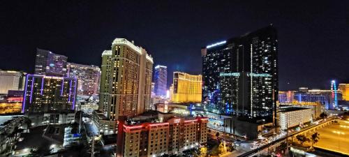 Nespecifikovaný výhled na destinaci Las Vegas nebo výhled na město při pohledu z apartmánu