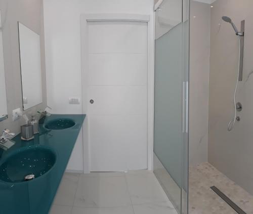 a bathroom with two sinks and a shower at Villa Luxury Paradise Suites in Salobreña