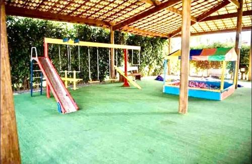 Kawasan permainan kanak-kanak di Descanso com pé na areia!