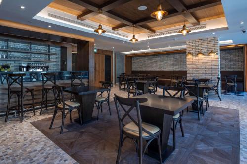a restaurant with tables and chairs and a bar at Radisson Resort Ras Al Khaimah Marjan Island in Ras al Khaimah