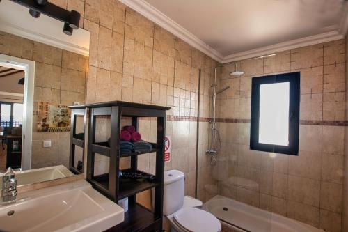 een badkamer met een toilet, een wastafel en een bad bij OCEAN tiny HOUSE en Casa azul in Punta de Mujeres