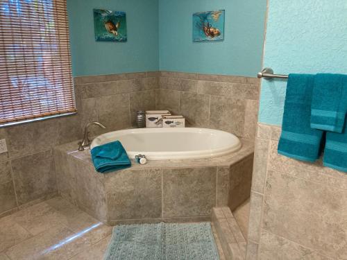 Koupelna v ubytování 3Gulls Inn Ozona-Boutique Hotel-Steps from Restaurants & Brewery-SwimSpa Pool-Pet Friendly