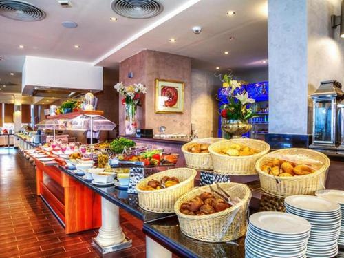 una línea de buffet con cestas de comida en un restaurante en شاليهات بورتو مطروح فيو بحر Porto Matrouh Sea View Families Only, en Marsa Matruh