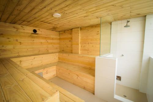 an empty sauna with wooden walls and ceilings at Hotel Costa Sol Moquegua in Moquegua