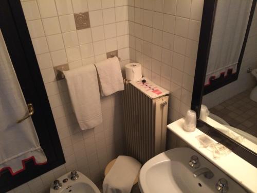 a bathroom with a toilet and a sink at Il Podere Del Convento in Villorba