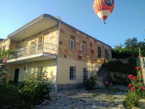 Το κτήριο όπου στεγάζεται  το διαμέρισμα