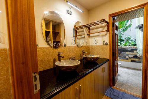 Baño con 2 lavabos y espejo en Sea Night Hotel en Phan Thiet