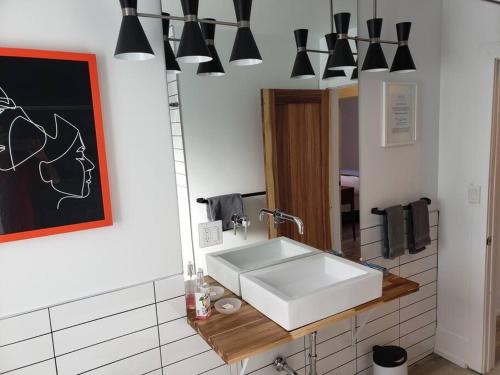 Баня в The Orange Suite 2BR Vintage Vibe, Chefs Kitchen