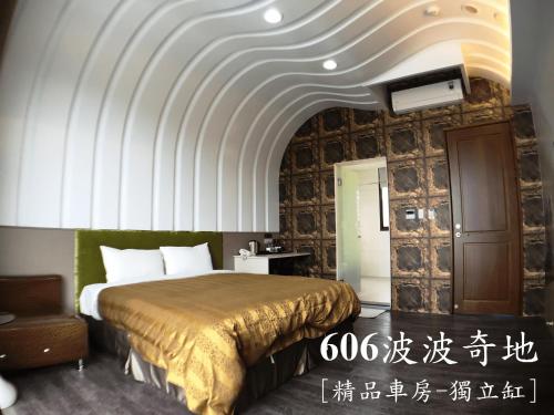 a bedroom with a bed and a white ceiling at CoCo Motel Boutique in Puli