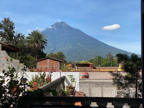 una casa con vistas a una montaña a lo lejos en Casa Quetzalli, La Recolección en Antigua Guatemala