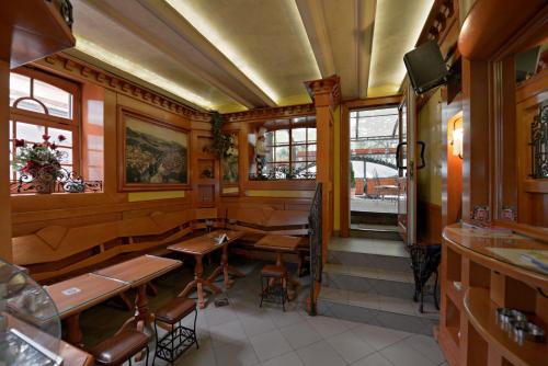 Un restaurante o sitio para comer en Apartments Jevtic