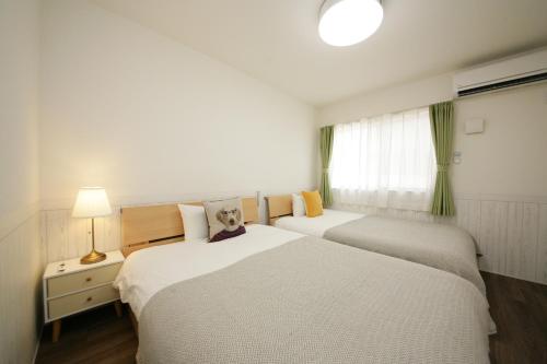 Un pat sau paturi într-o cameră la goom Hotel Nakasu R-Tenjin