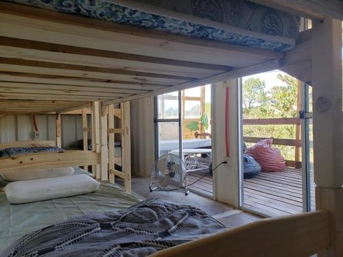 Giường trong phòng chung tại Serendipia Hostel