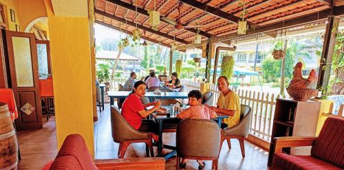 En restaurant eller et andet spisested på Carina Beach Resort