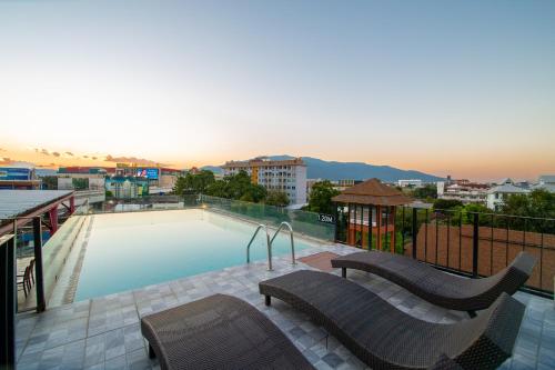Bazén v ubytování WE Terminal Hotel nebo v jeho okolí