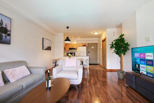 Mtn View Escape with King Size Bed with Outdoor Pool - Banff Pass Included!にあるシーティングエリア