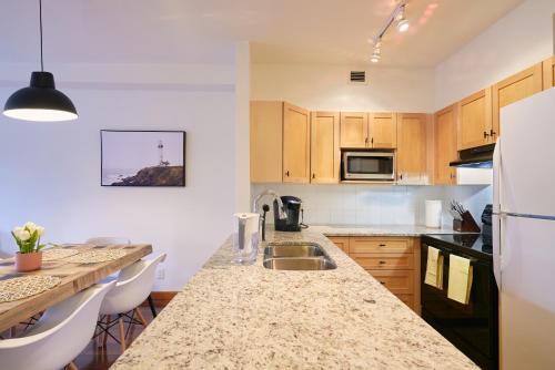 Mtn View Escape with King Size Bed with Outdoor Pool - Banff Pass Included!にあるキッチンまたは簡易キッチン