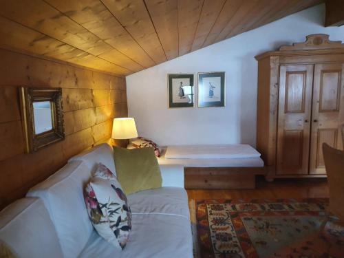 a room with a bed and a table and a lamp at Appartement Pension Bäckenhäusl FERIENWOHNUNGEN Chalets Hütten Komfortzimmer in Uttendorf