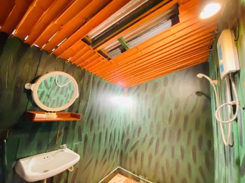 Kupaonica u objektu Khao Sok Tree House Resort