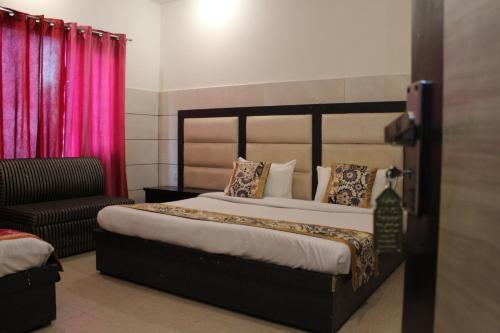 Ένα ή περισσότερα κρεβάτια σε δωμάτιο στο Trimrooms JMC Katra Railway Road
