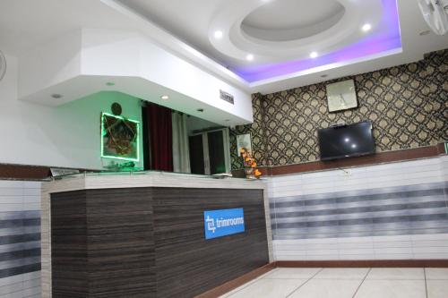 Lobby o reception area sa Trimrooms JMC Katra Railway Road