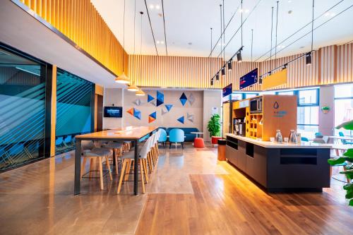 Μια τηλεόραση ή/και κέντρο ψυχαγωγίας στο Holiday Inn Express Pinghu by IHG
