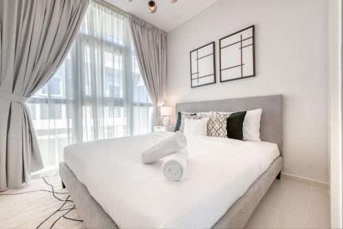 Giường trong phòng chung tại Charismatic 3BR Townhouse at DAMAC Hills 2 Dubailand by Deluxe Holiday Homes