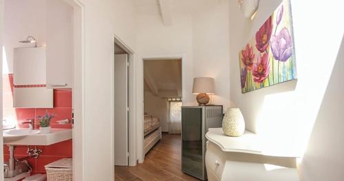 sala de estar con lavabo y mesa en una habitación en Castellabate Apartments Mansarda Maddalena en Castellabate