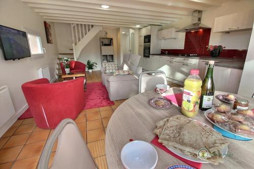 Zona de estar de at the gite du bois damore in a quiet area 2,5km from the city - from the sea