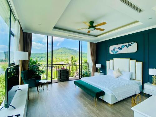 a bedroom with a king sized bed and a balcony at Flamingos Venus 3 Phòng Ngủ, BBQ, Bể Bơi in Phúc Yên