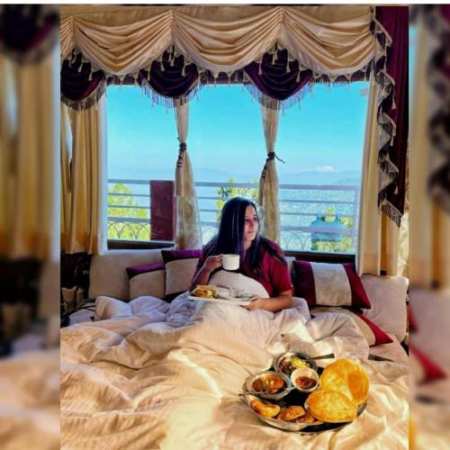 Postel nebo postele na pokoji v ubytování The Ranikhet Continental