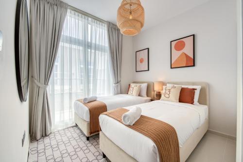 En eller flere senge i et værelse på Spell-binding 3BR Townhouse at DAMAC Hills 2 Dubailand by Deluxe Holiday Homes