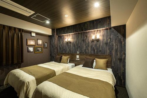 Zimmer mit 3 Betten in einem Zimmer in der Unterkunft The Celecton Tsuchiura Ekimae in Tsuchiura
