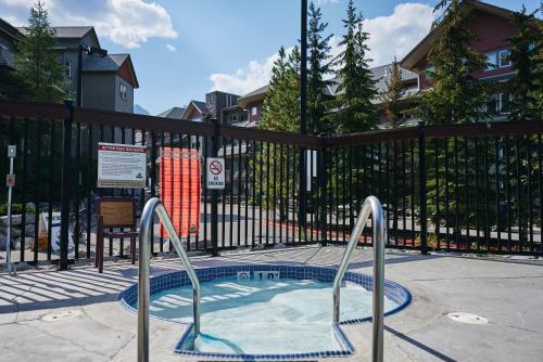 Mtn View Escape with King Size Bed with Outdoor Pool - Banff Pass Included!の敷地内または近くにあるプール