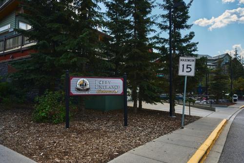 キャンモアにあるMtn View Escape with King Size Bed with Outdoor Pool - Banff Pass Included!のギャラリーの写真