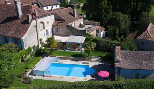 una vista aérea de una casa con piscina en Château de Mathod Chambres d'hôtes en Mathod