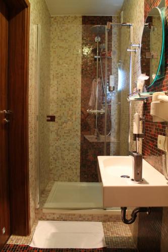 Ένα μπάνιο στο Hotel Linder
