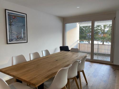 - une salle à manger avec une table et des chaises en bois dans l'établissement Ansàna, à Lenz