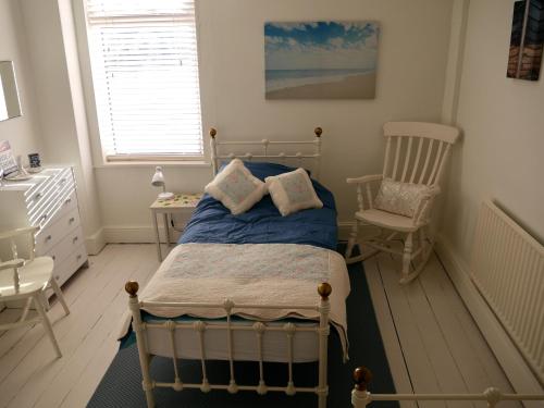 A bed or beds in a room at Anchor Cottage