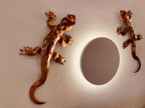 a toy gecko on a wall with a mirror at Ferienhaus Birkenweg Oberstdorf in Oberstdorf