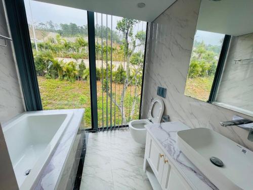 a bathroom with a tub and a toilet and a sink at Flamingos Venus 3 Phòng Ngủ, BBQ, Bể Bơi in Phúc Yên