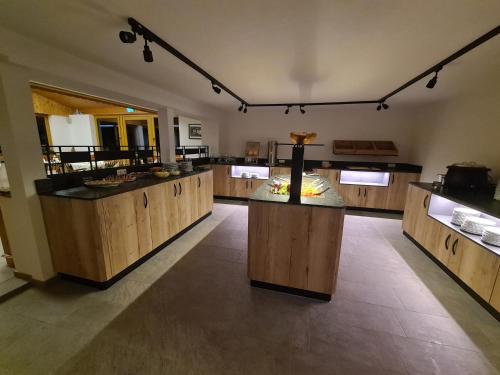 Hotel & Alpengasthof Pinzgerhofにあるキッチンまたは簡易キッチン