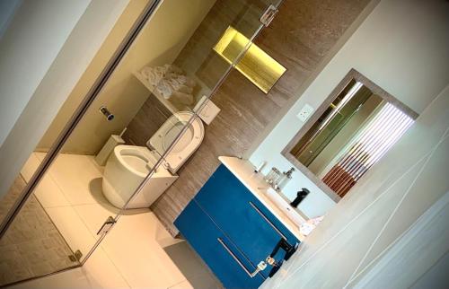 mała łazienka z toaletą i umywalką w obiekcie Lovely 1 bedroom apartment w Kapsztadzie