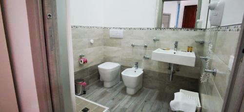 Ένα μπάνιο στο Perla del Sud - Guest House