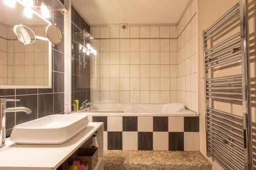 Ένα μπάνιο στο Appartement hyper centre ville historique 60 m2