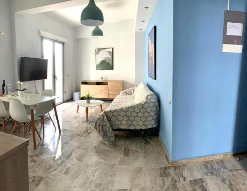 uma sala de estar com um sofá e uma mesa em WUKELA APARTMENTS em Atenas