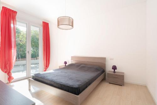 um quarto com uma cama e uma grande janela em Finisterrae 2 em Lido di Jesolo